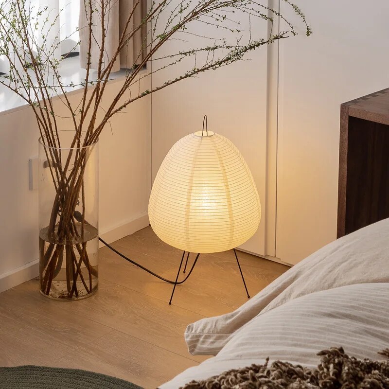 Papirlanterne bordlampe ægformet ribbet skærm på trådstativ