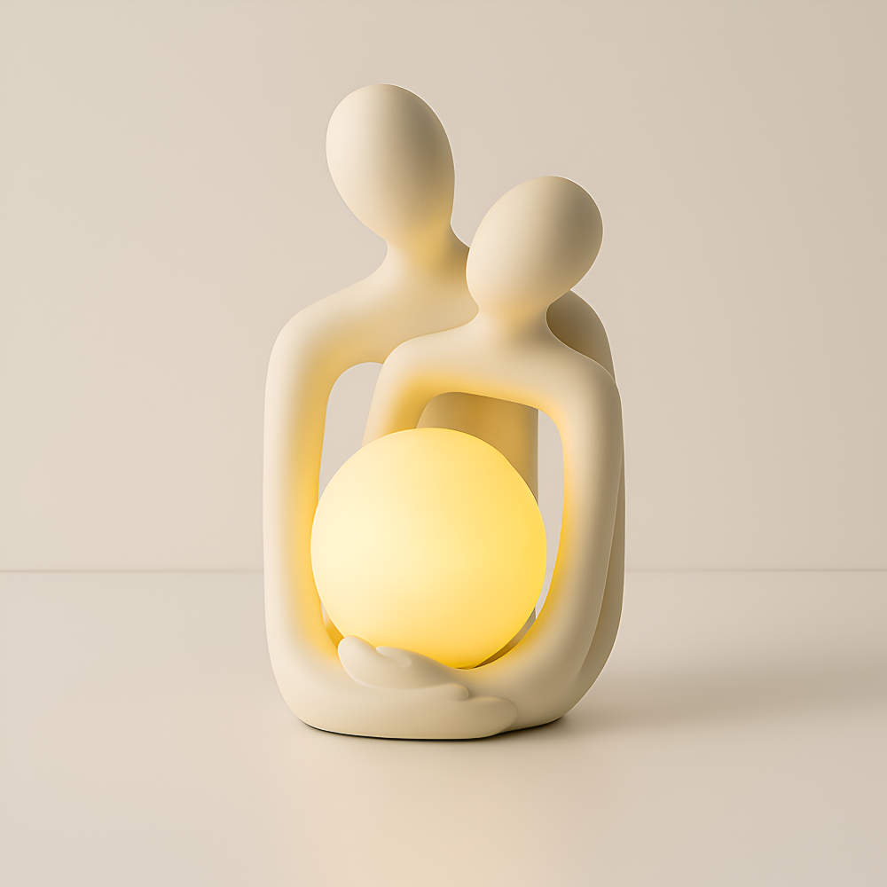 Par omfavner figur med lysestage