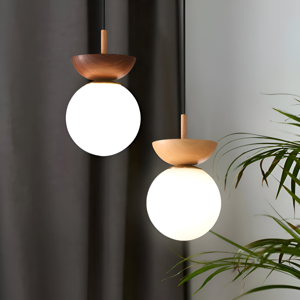 Plafondlampe med rund opal glaskuppel og træbase