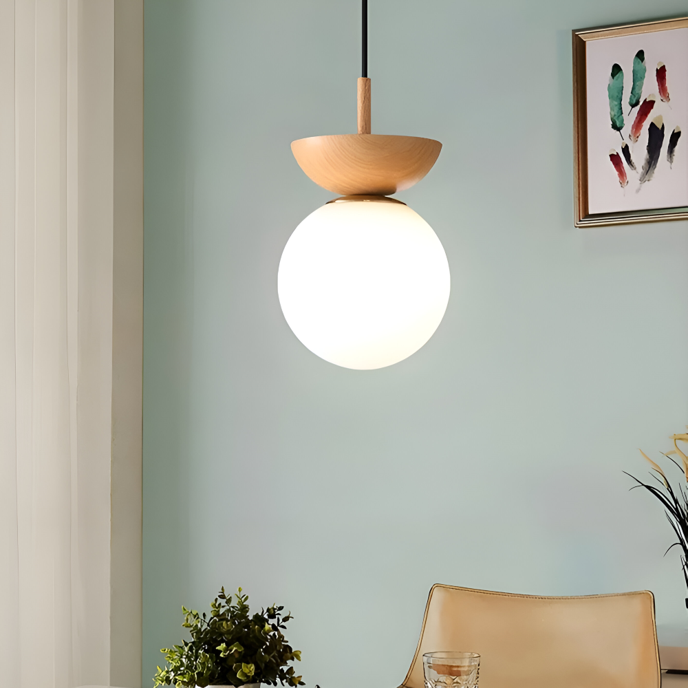 Plafondlampe med rund opal glaskuppel og træbase