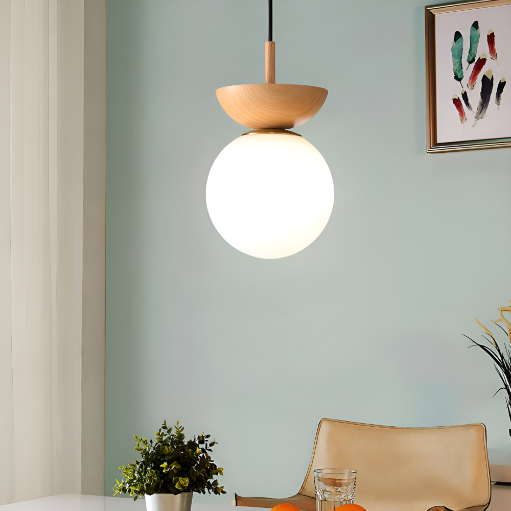 Plafondlampe med rund opal glaskuppel og træbase