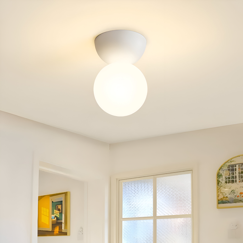 Plafondlampe med rund opal glaskuppel og træbase