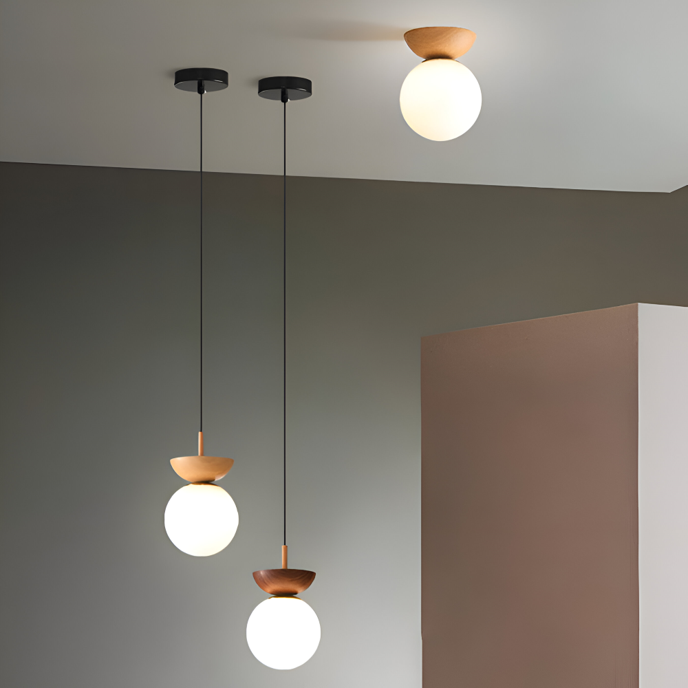Plafondlampe med rund opal glaskuppel og træbase