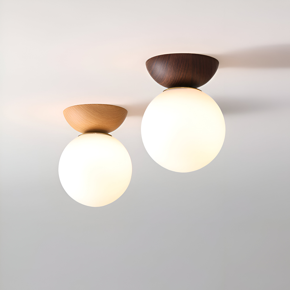 Plafondlampe med rund opal glaskuppel og træbase