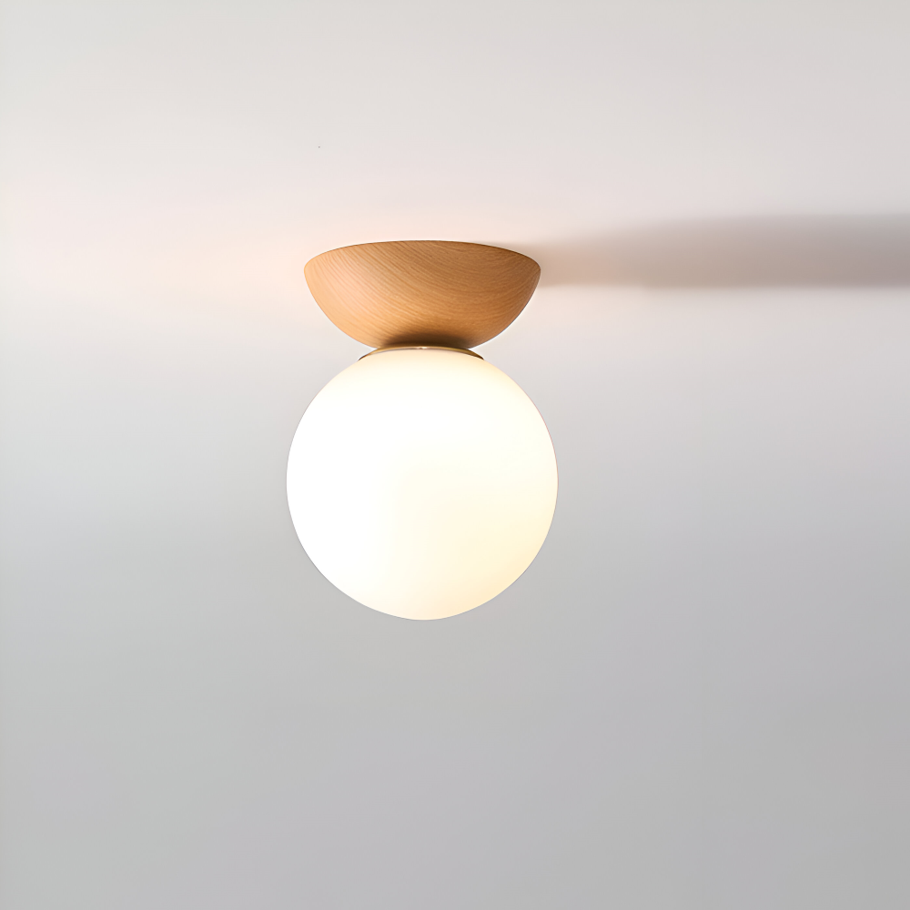 Plafondlampe med rund opal glaskuppel og træbase
