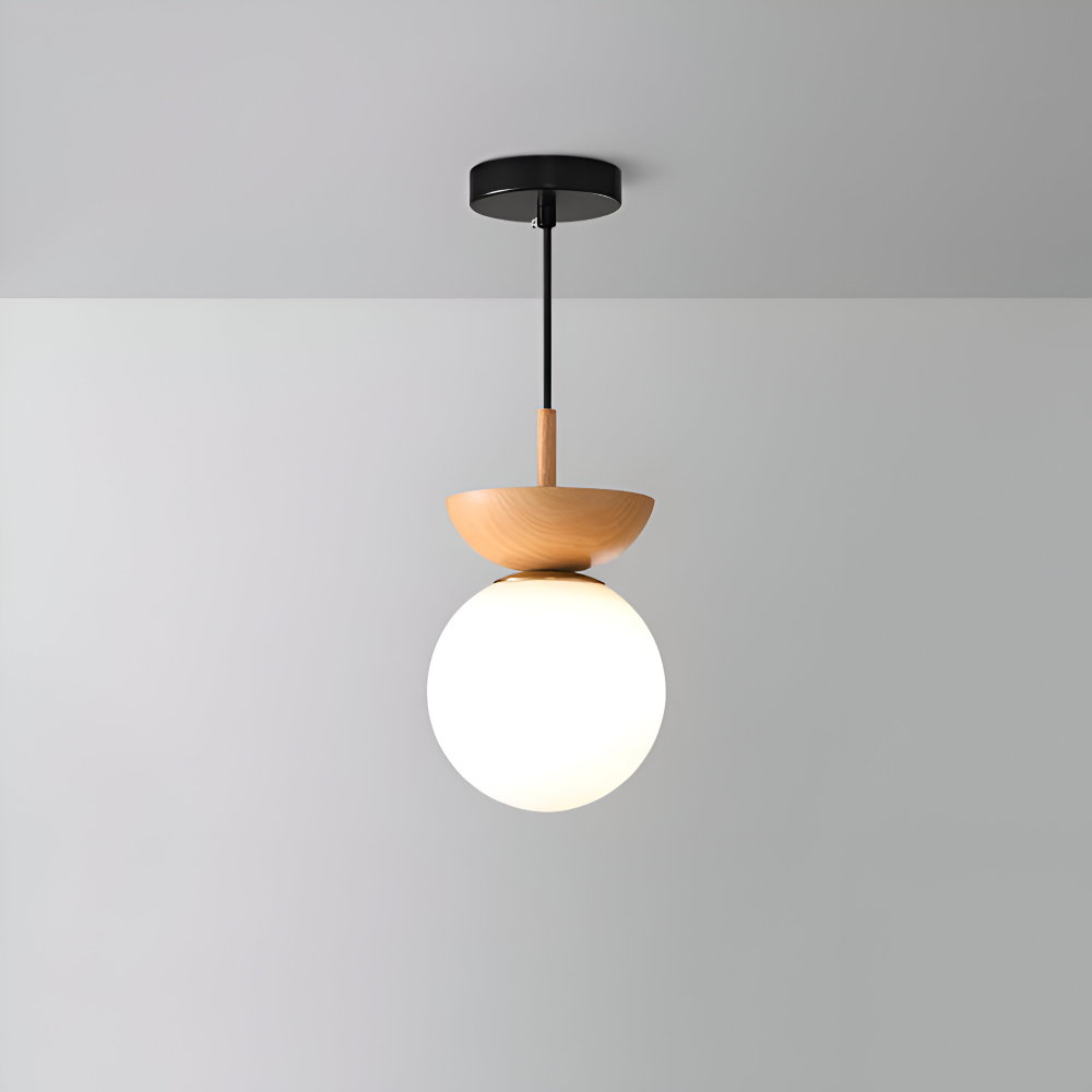 Plafondlampe med rund opal glaskuppel og træbase