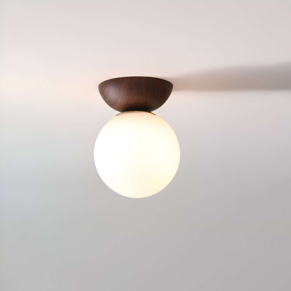 Plafondlampe med rund opal glaskuppel og træbase