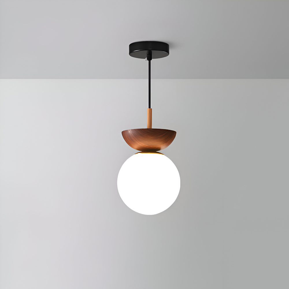 Plafondlampe med rund opal glaskuppel og træbase