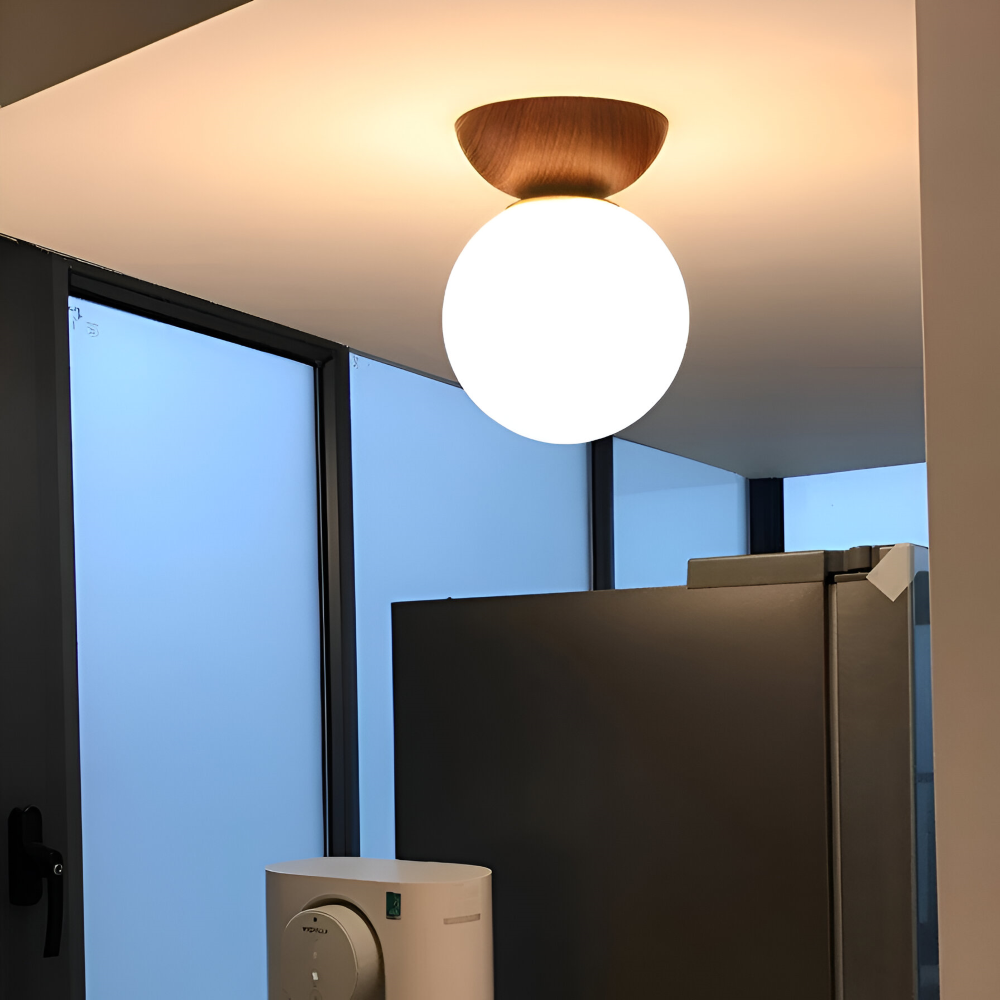 Plafondlampe med rund opal glaskuppel og træbase