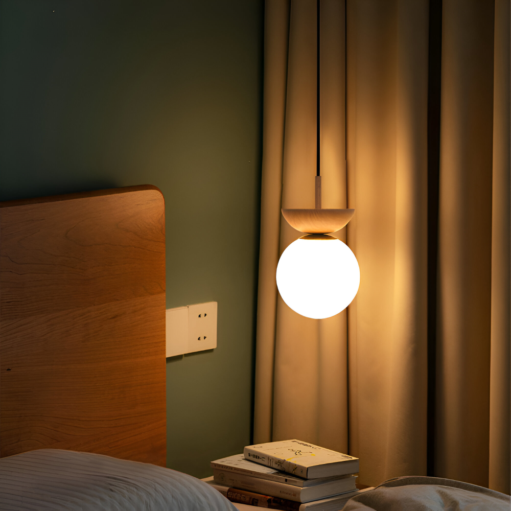 Plafondlampe med rund opal glaskuppel og træbase