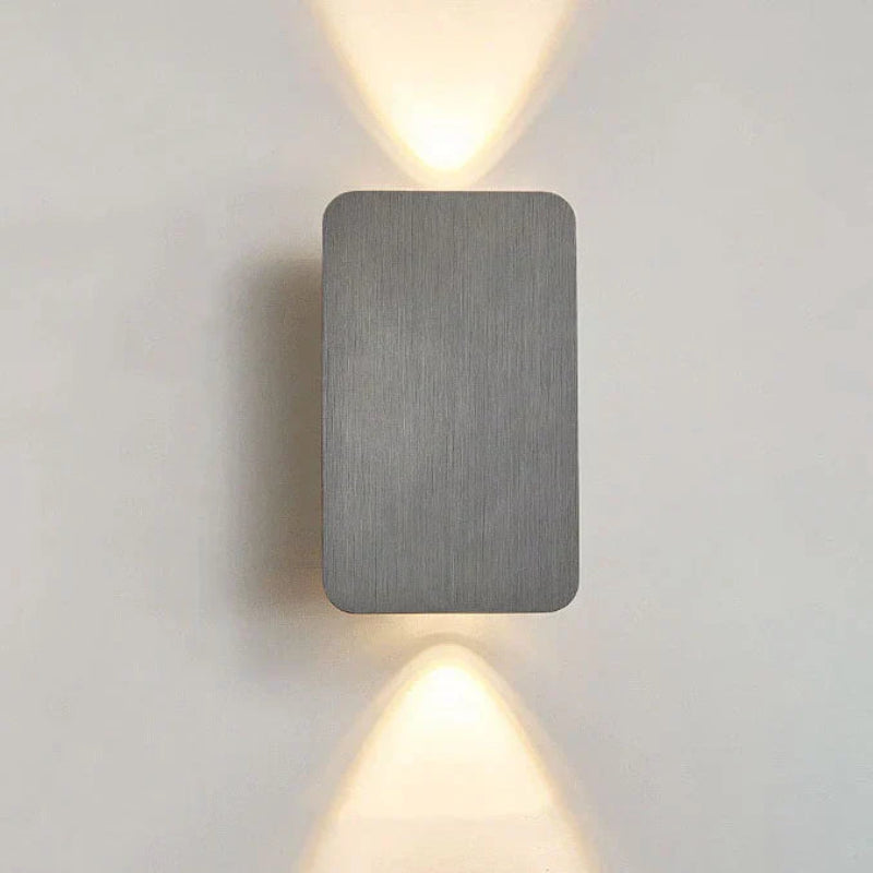 Rektangulær væglampe i børstet metalblok med spotlighteffekt op ned og afrundede hjørner