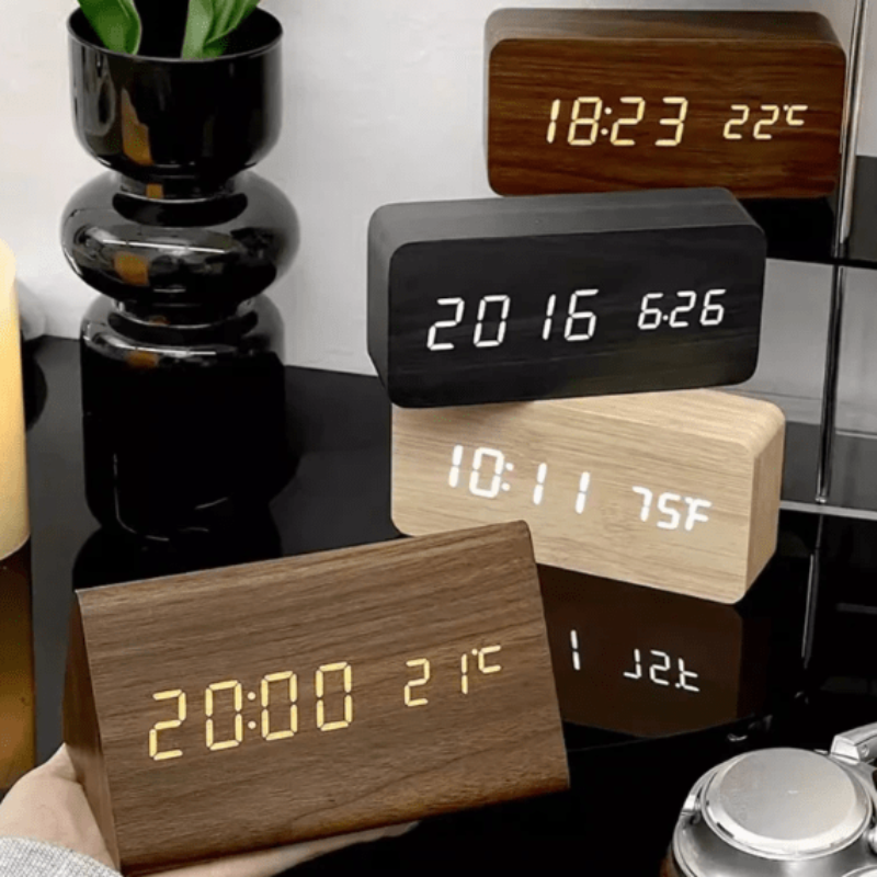 Rektangulært digitalt vækkeur i trælook med LED og temperaturvisning