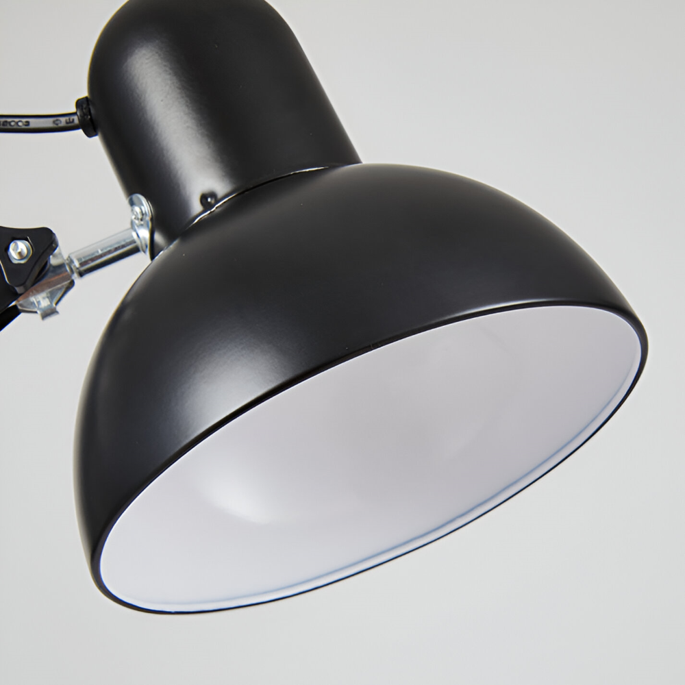 Roterende skrivebordslampe med klemme og dobbeltforbundet arm