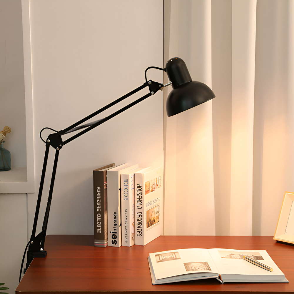Roterende skrivebordslampe med klemme og dobbeltforbundet arm