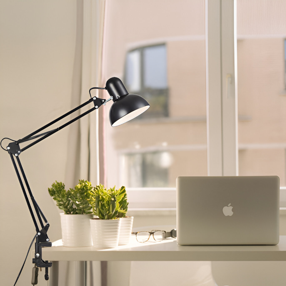 Roterende skrivebordslampe med klemme og dobbeltforbundet arm