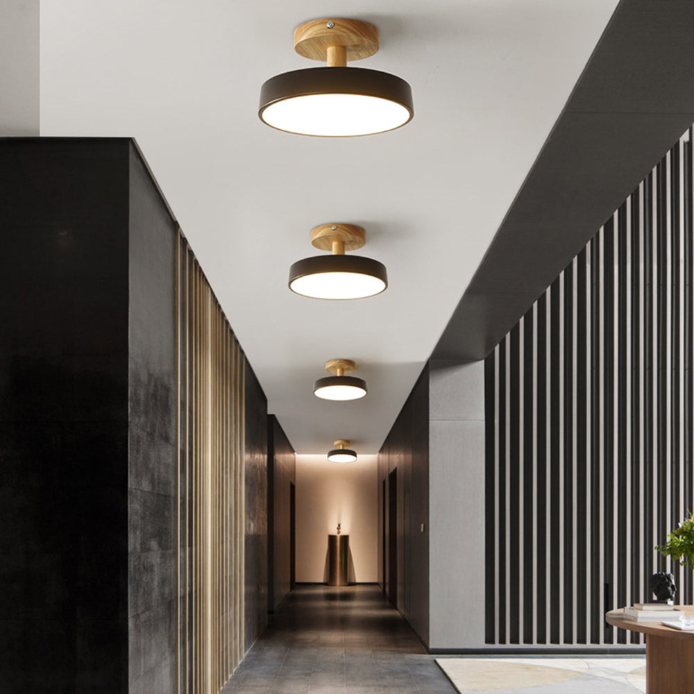 Rund LED loftlampe træ og metal delvist planforsænket