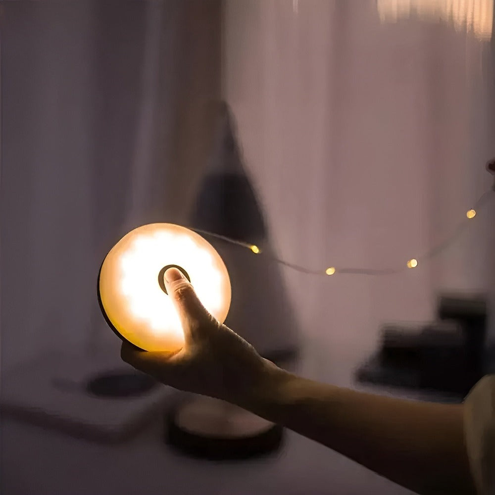 Rund bærbar lampe med flad lysskive og aftagelig base og drejeknap