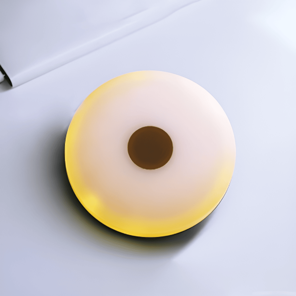 Rund bærbar lampe med flad lysskive og aftagelig base og drejeknap