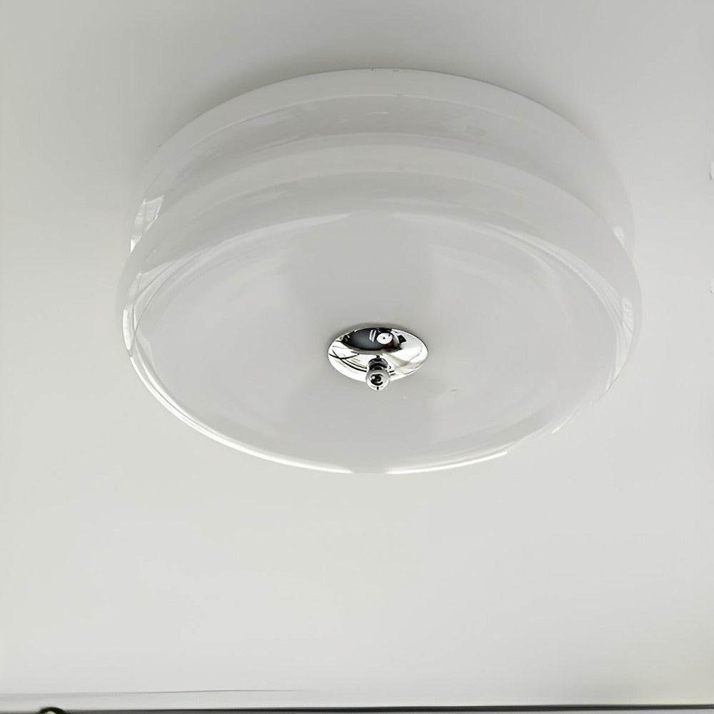 Rund loftlampe i opalglas med krom og gulddetaljer