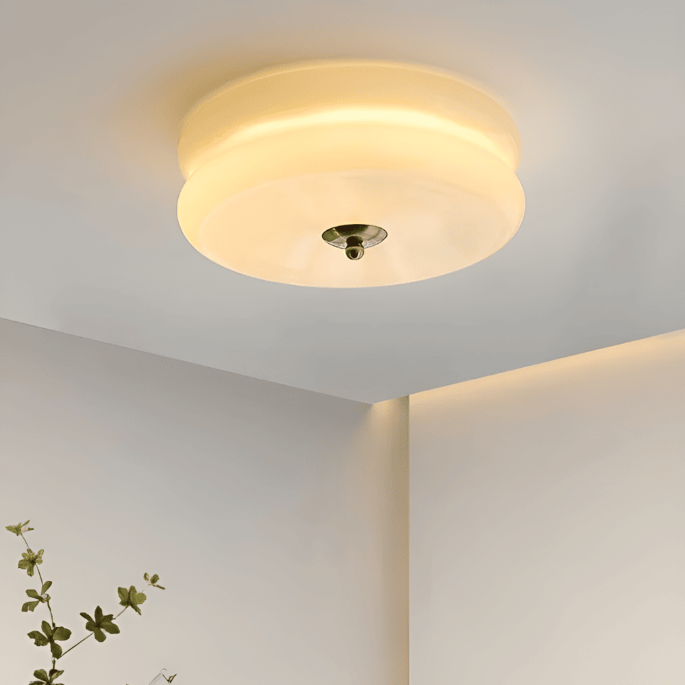 Rund loftlampe i opalglas med krom og gulddetaljer