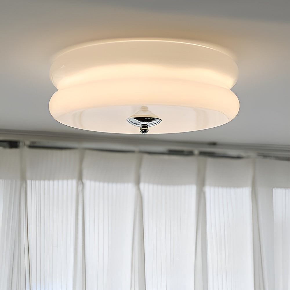 Rund loftlampe i opalglas med krom og gulddetaljer