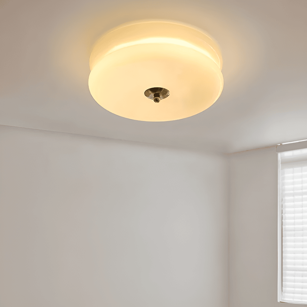 Rund loftlampe i opalglas med krom og gulddetaljer