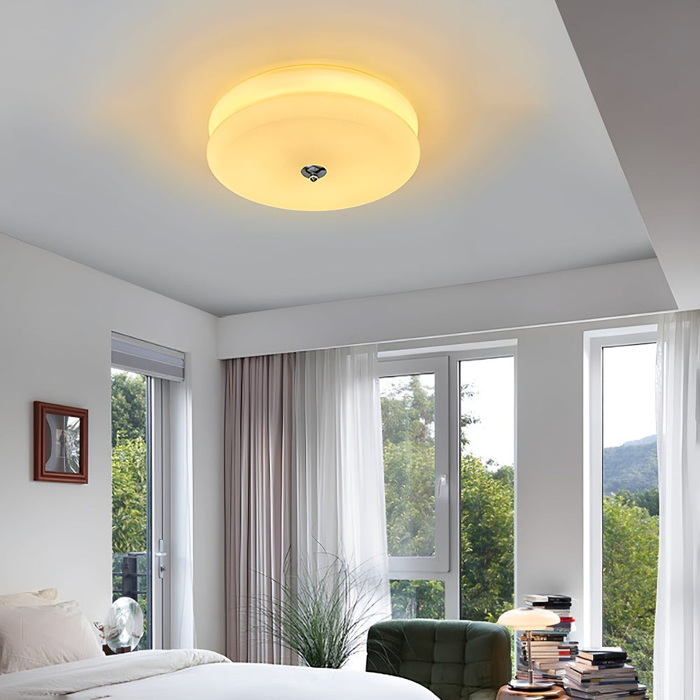 Rund loftlampe i opalglas med krom og gulddetaljer