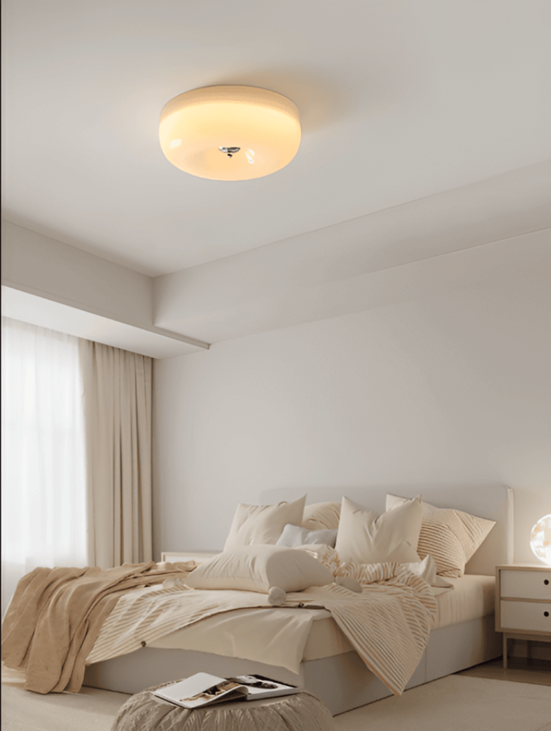 Rund loftlampe i opalglas med krom og gulddetaljer