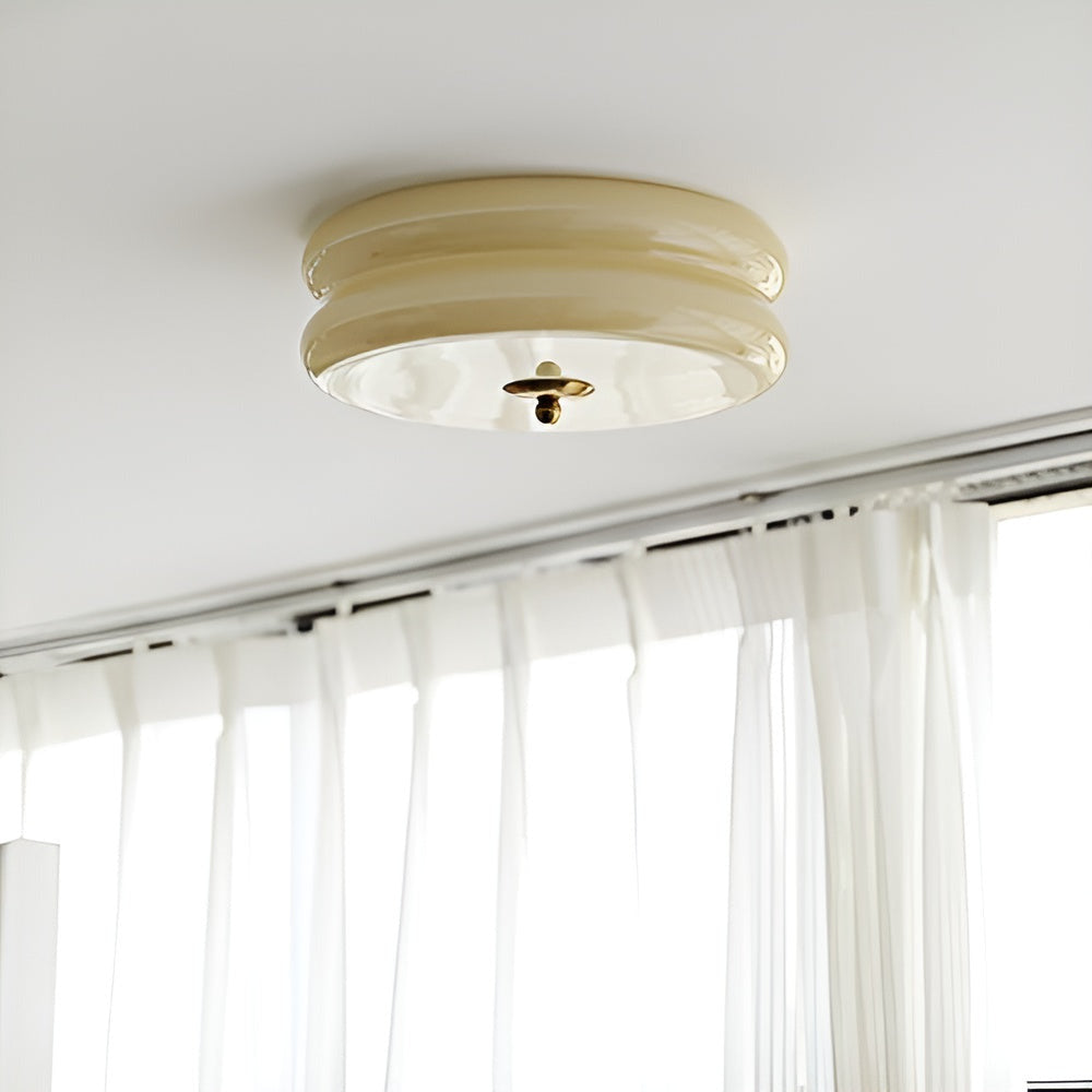 Rund loftlampe i opalglas med krom og gulddetaljer