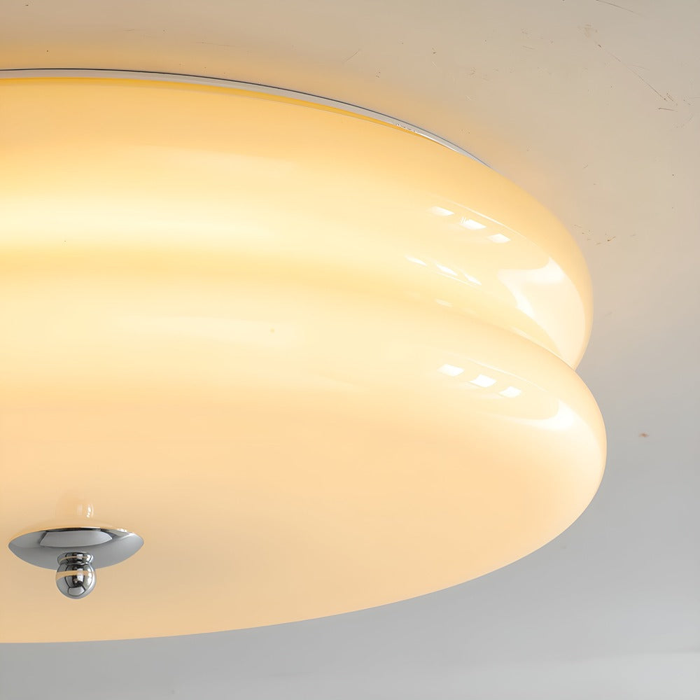 Rund loftlampe i opalglas med krom og gulddetaljer