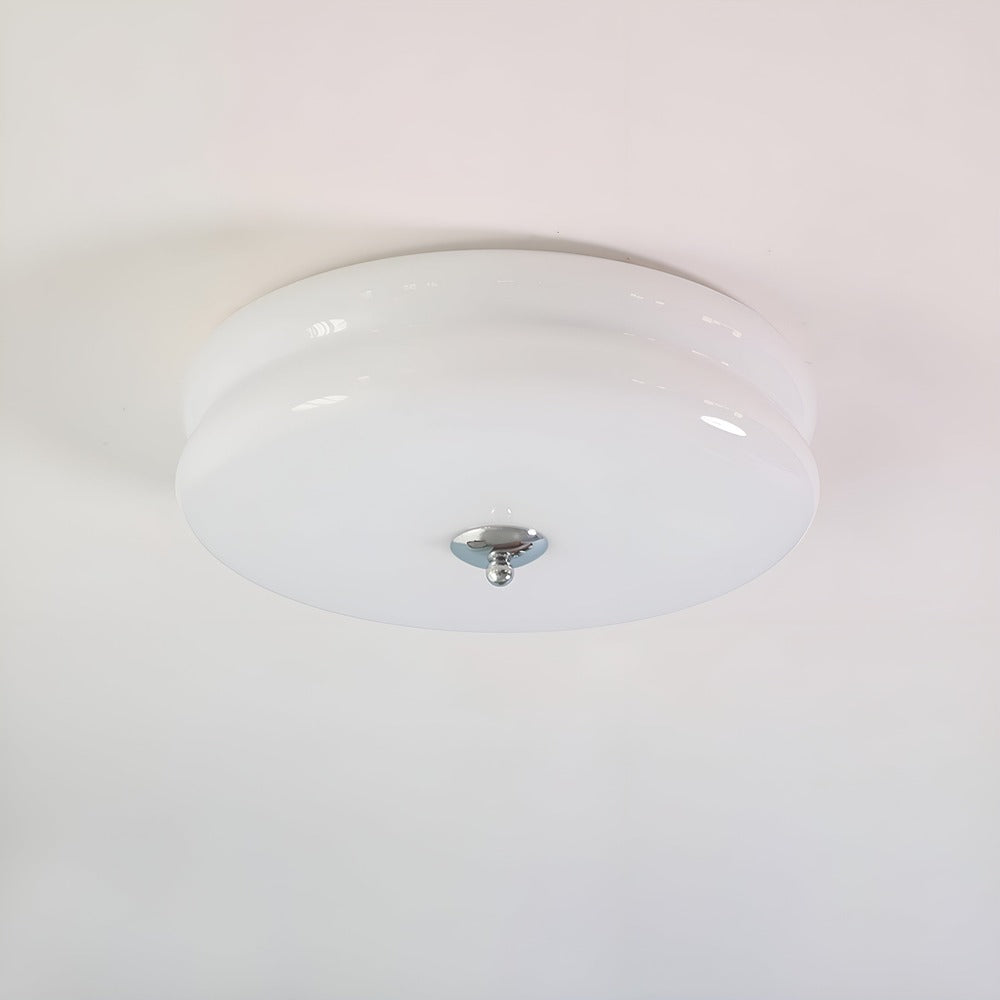 Rund loftlampe i opalglas med krom og gulddetaljer