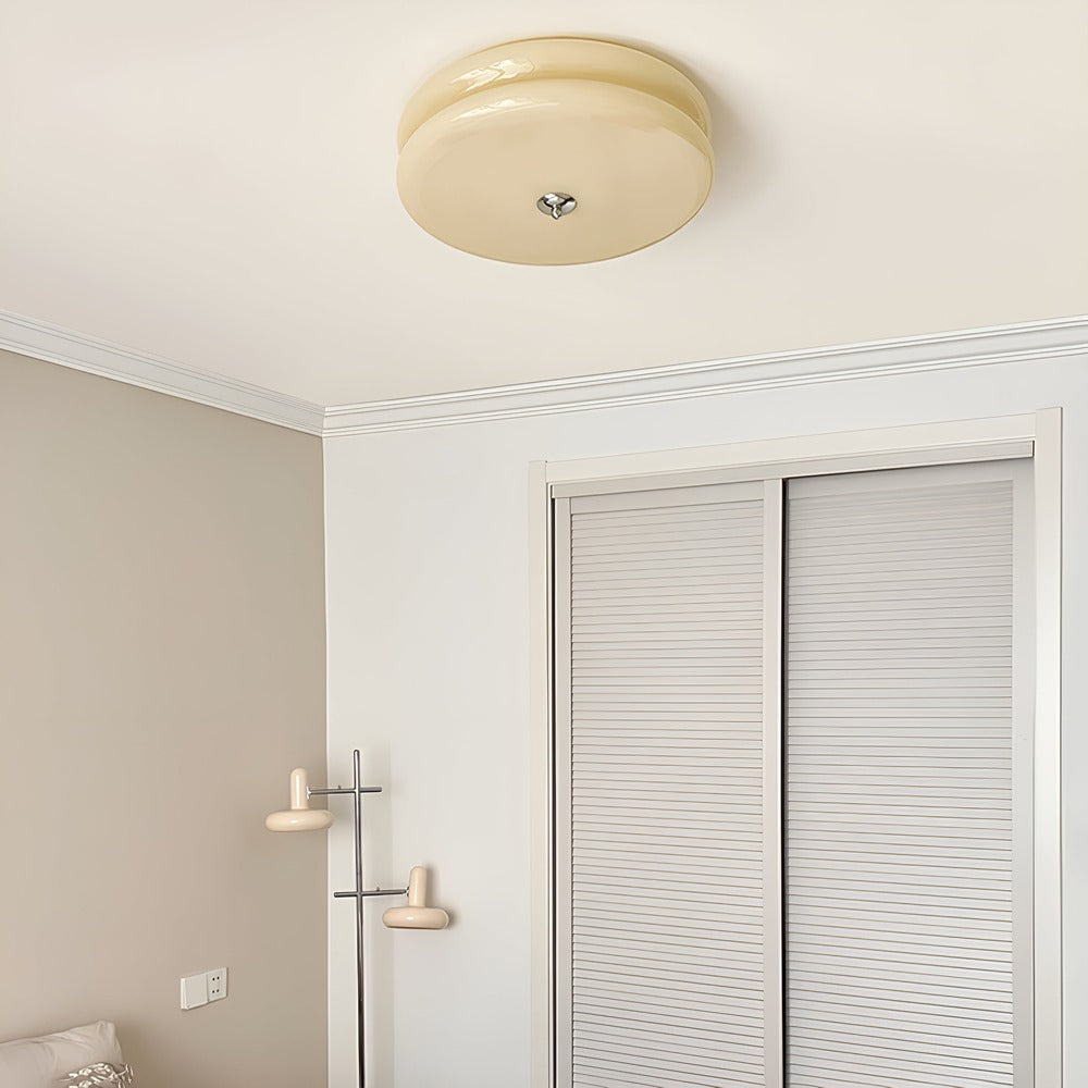 Rund loftlampe i opalglas med krom og gulddetaljer