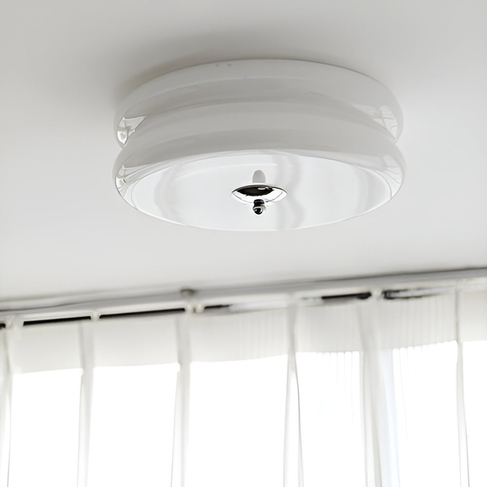 Rund loftlampe i opalglas med krom og gulddetaljer
