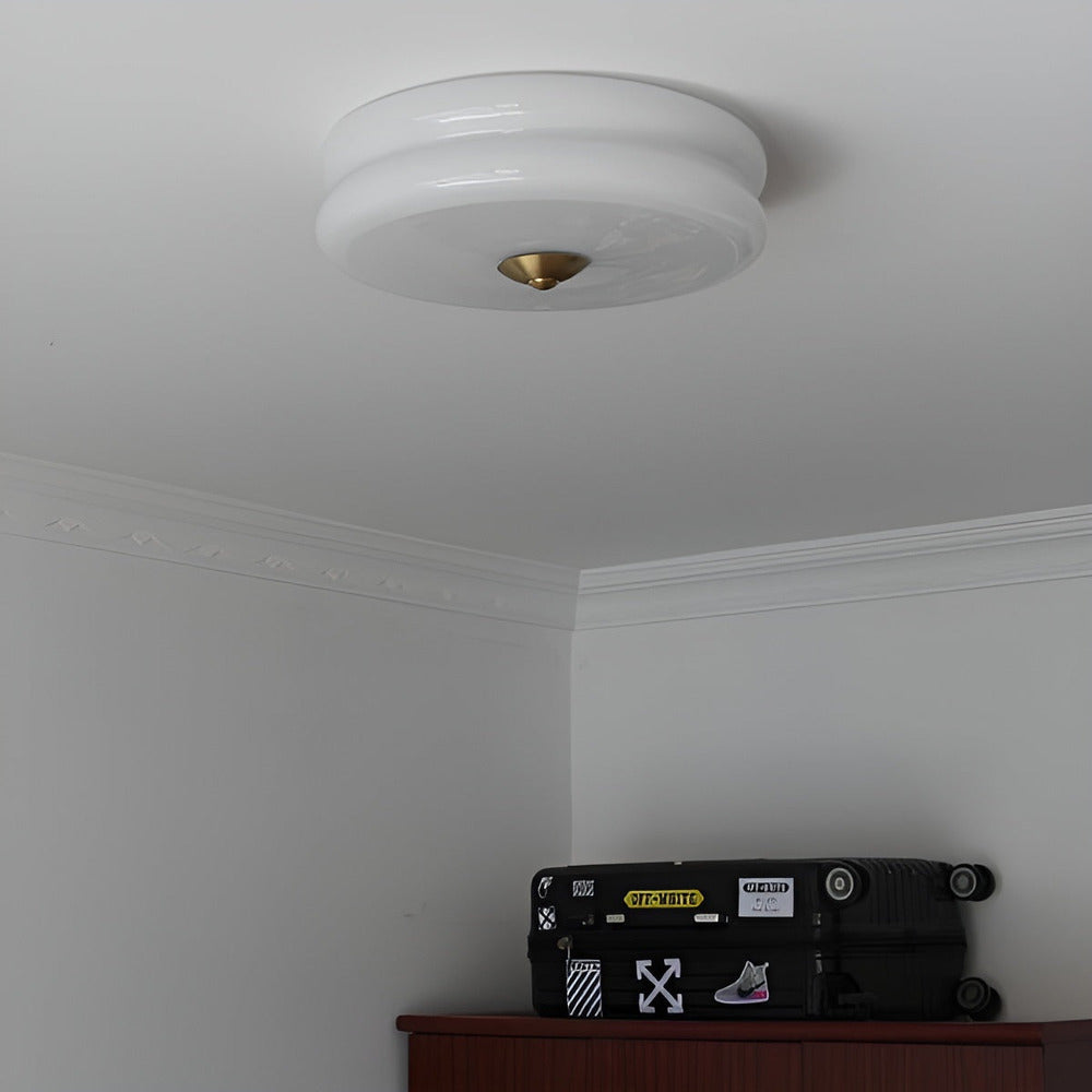 Rund loftlampe i opalglas med krom og gulddetaljer