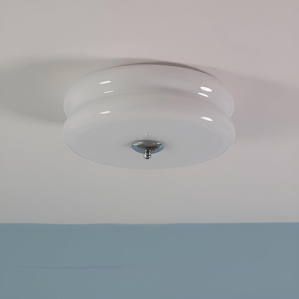 Rund loftlampe i opalglas med krom og gulddetaljer