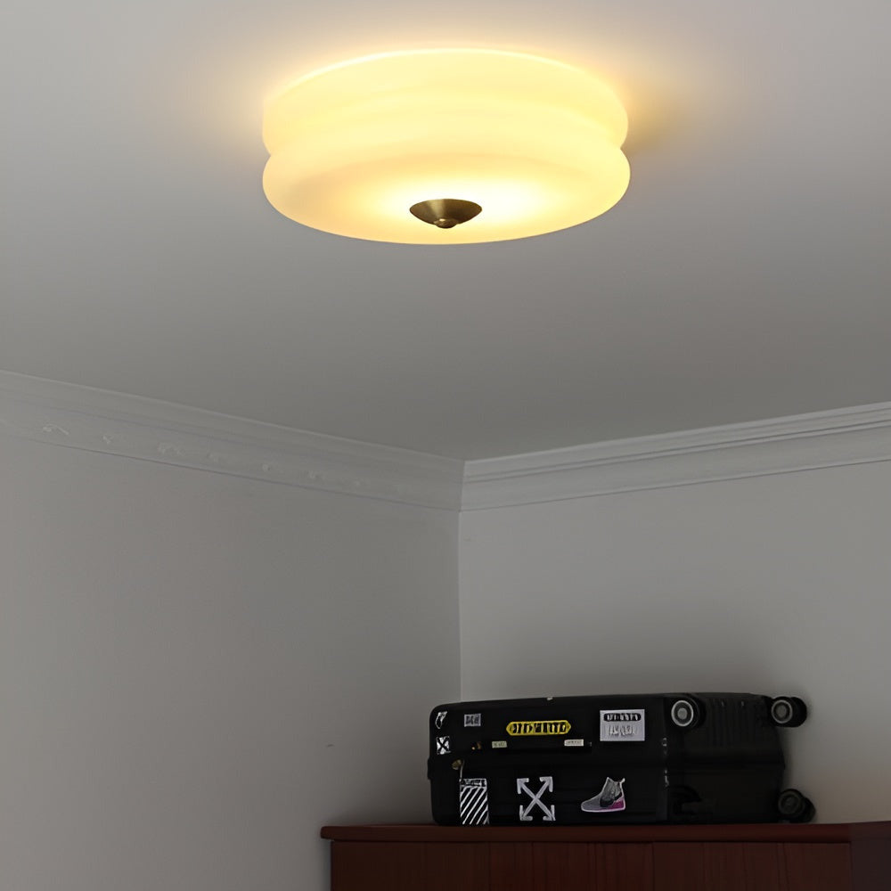 Rund loftlampe i opalglas med krom og gulddetaljer