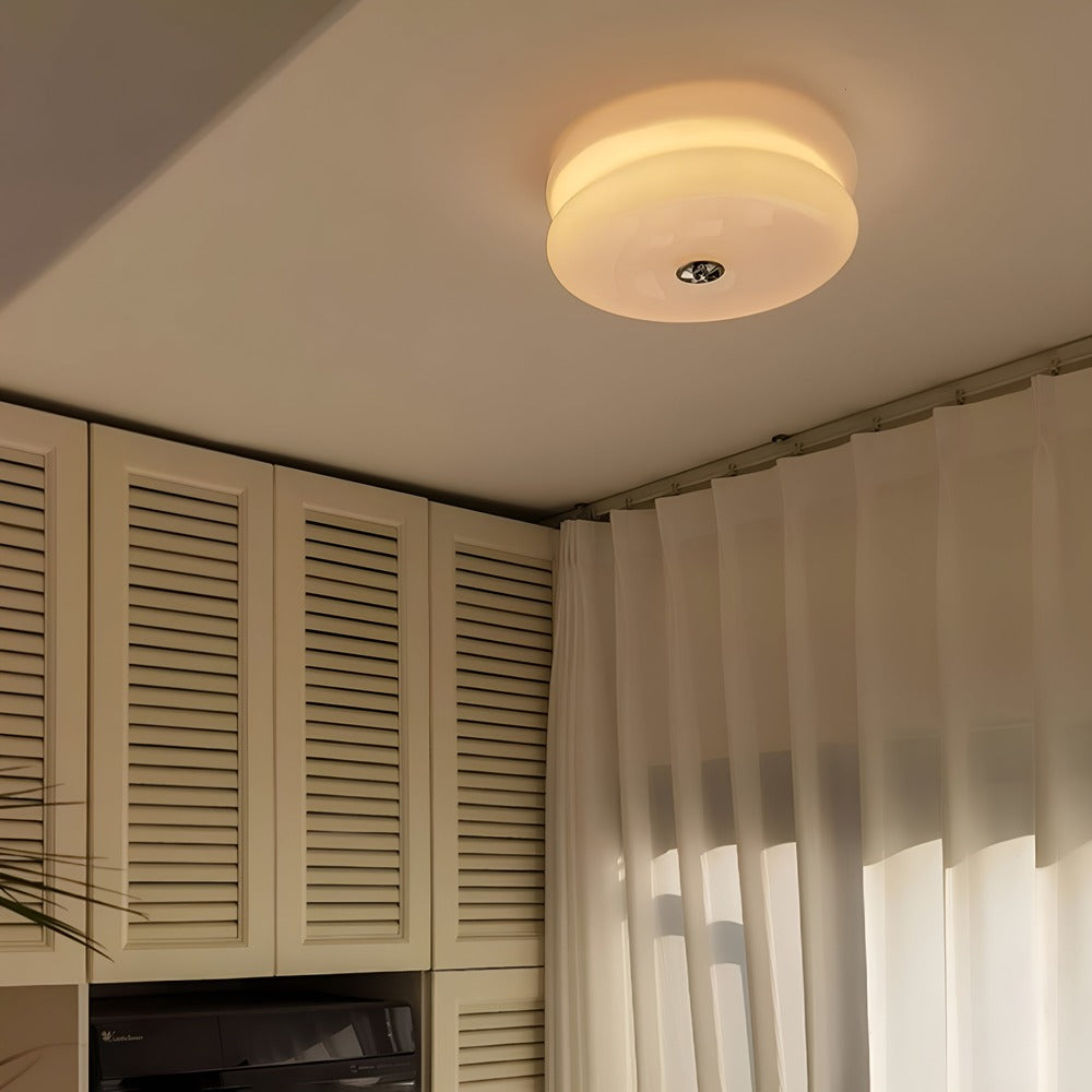 Rund loftlampe i opalglas med krom og gulddetaljer
