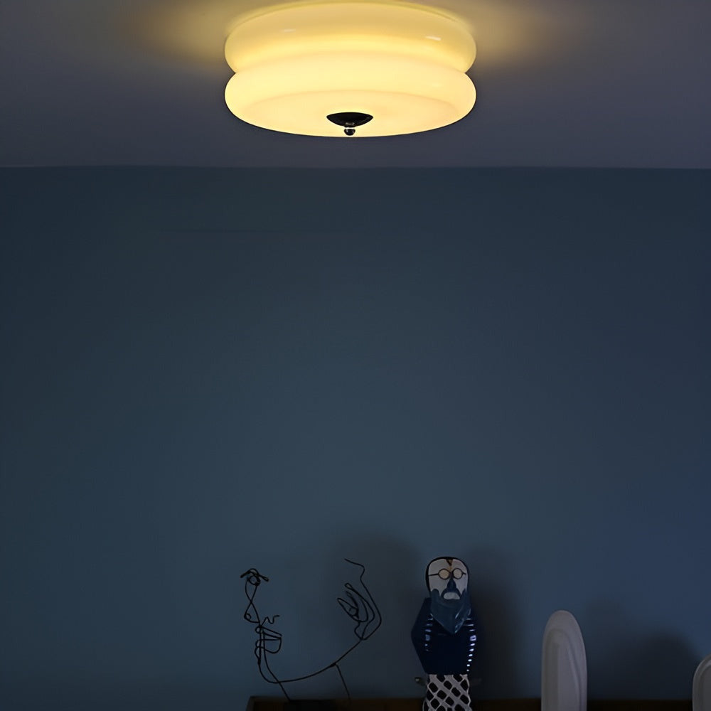 Rund loftlampe i opalglas med krom og gulddetaljer