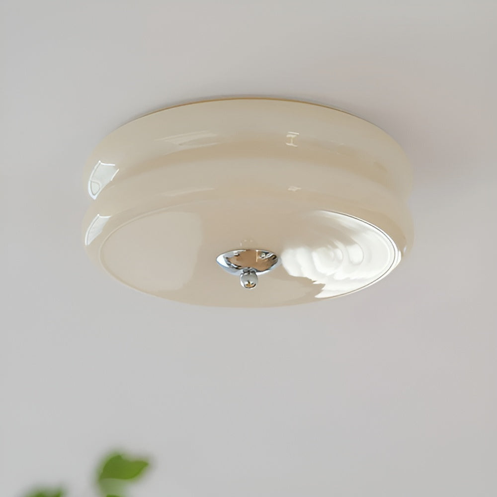 Rund loftlampe i opalglas med krom og gulddetaljer