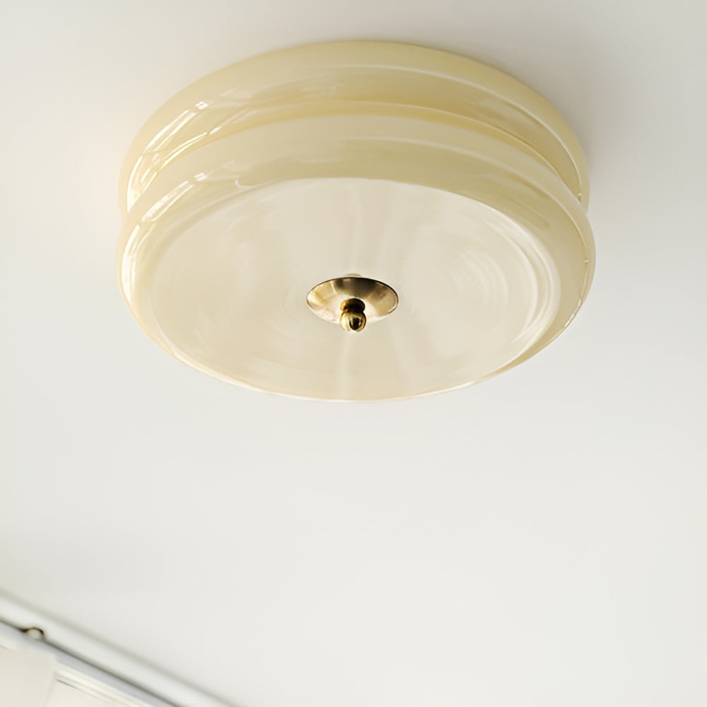 Rund loftlampe i opalglas med krom og gulddetaljer