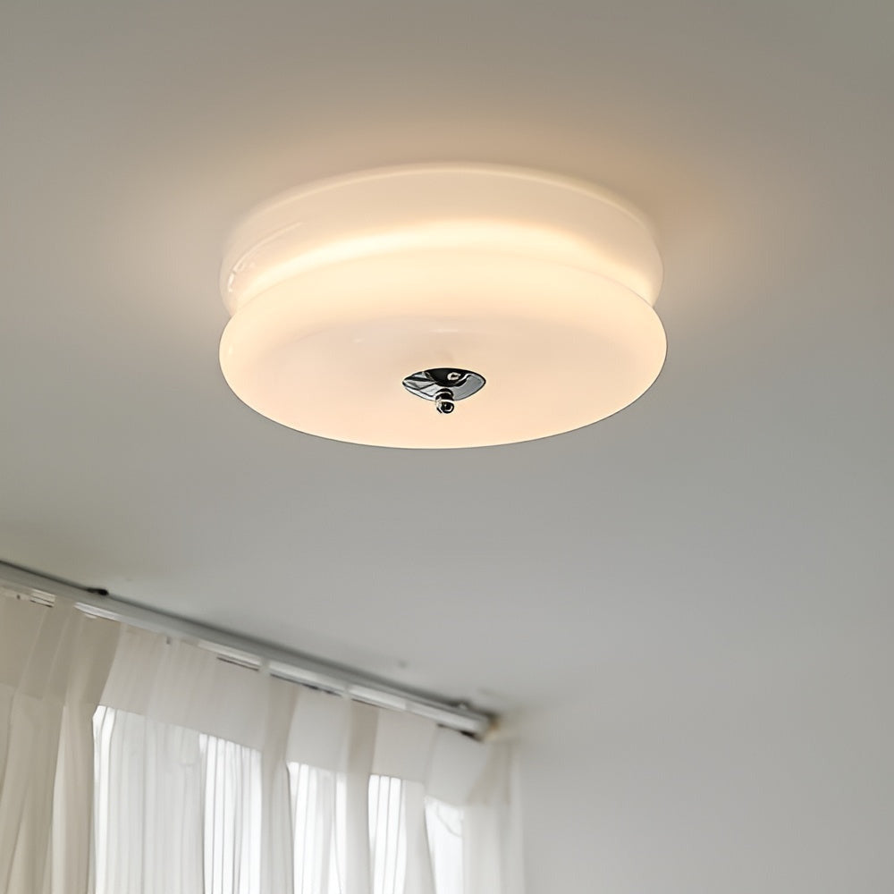 Rund loftlampe i opalglas med krom og gulddetaljer