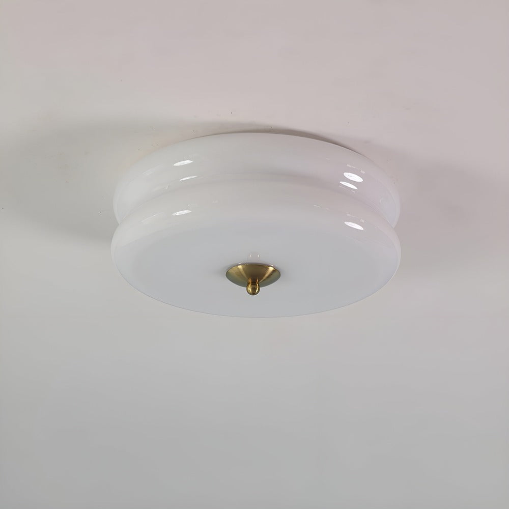 Rund loftlampe i opalglas med krom og gulddetaljer