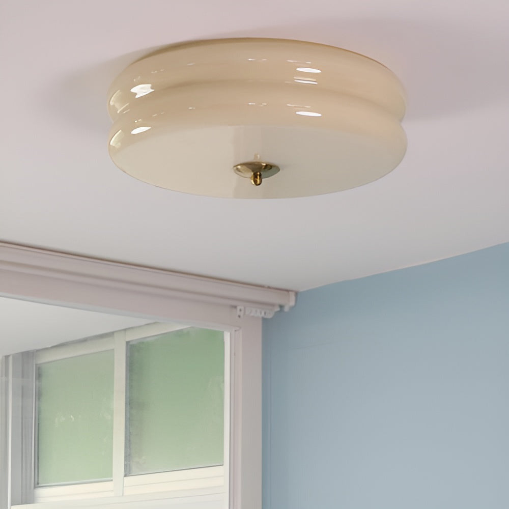 Rund loftlampe i opalglas med krom og gulddetaljer