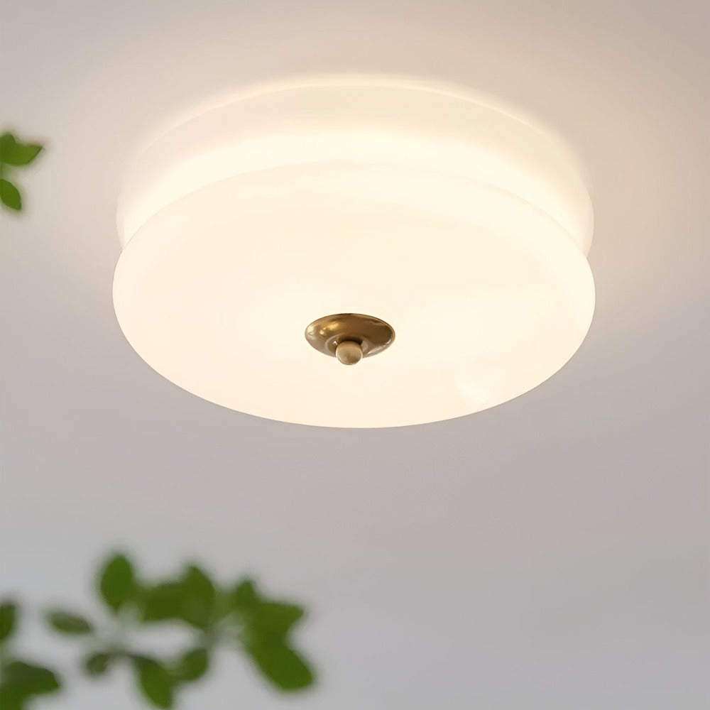 Rund loftlampe i opalglas med krom og gulddetaljer