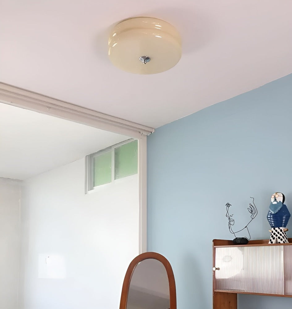 Rund loftlampe i opalglas med krom og gulddetaljer