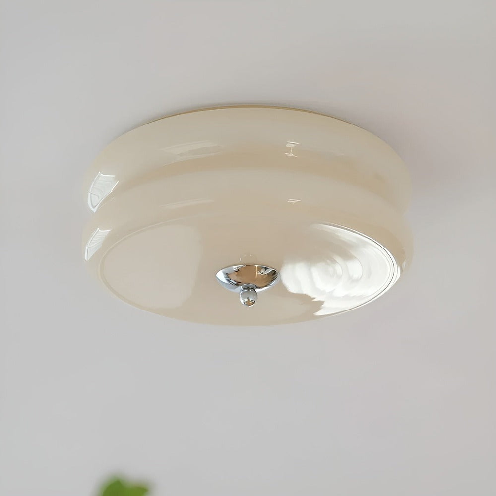 Rund loftlampe i opalglas med krom og gulddetaljer