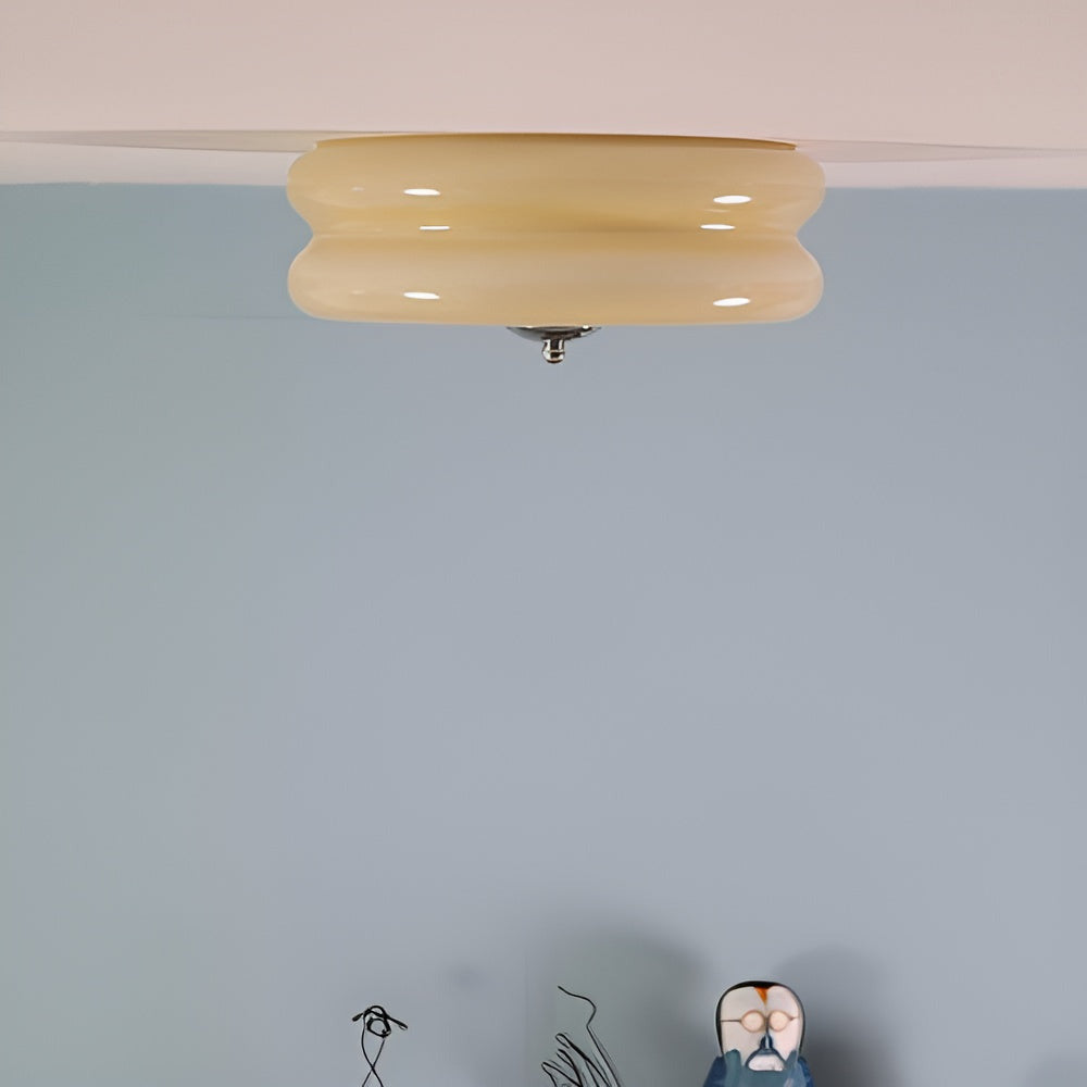 Rund loftlampe i opalglas med krom og gulddetaljer