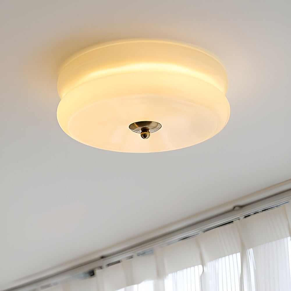 Rund loftlampe i opalglas med krom og gulddetaljer