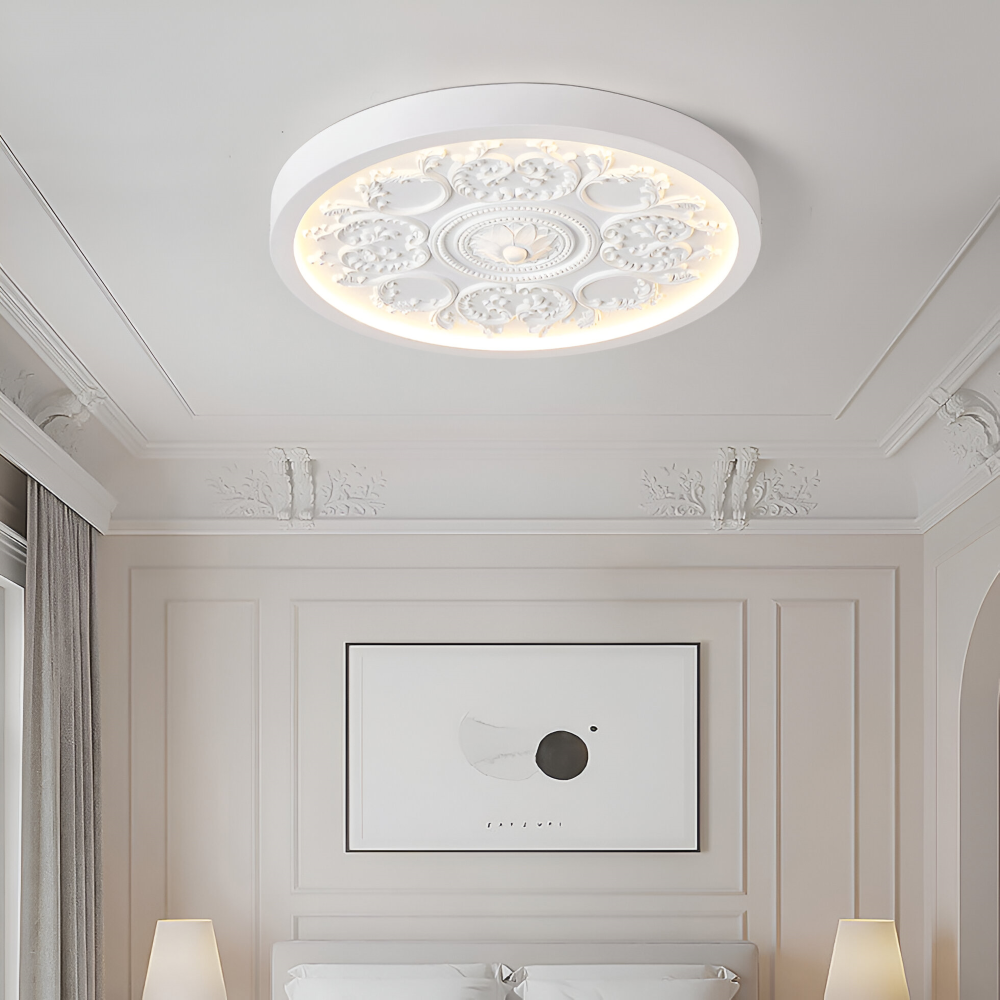 Rund loftslampe i barokstil udskåret relief med blomsterornamentik og træramme