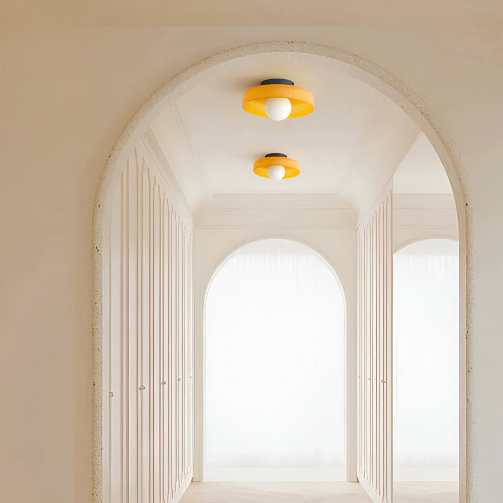 Rund loftslampe i glas med opal glaskugle